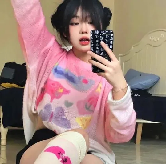 穿条纹睡衣的男孩